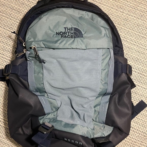 The north face women recon backpack - Picture 2 of 4